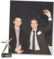 1ER PRIX Marc Pontet (La Poste), à gauche, a remis le trophée de l'H Marketing Client 2009 à Frank Desvignes