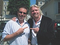 Ian Usher a mis sa vie en vente sur eBay. Depuis, il parcourt le monde afin de réaliser 100 objectifs, comme celui de rencontrer Richard Branson.